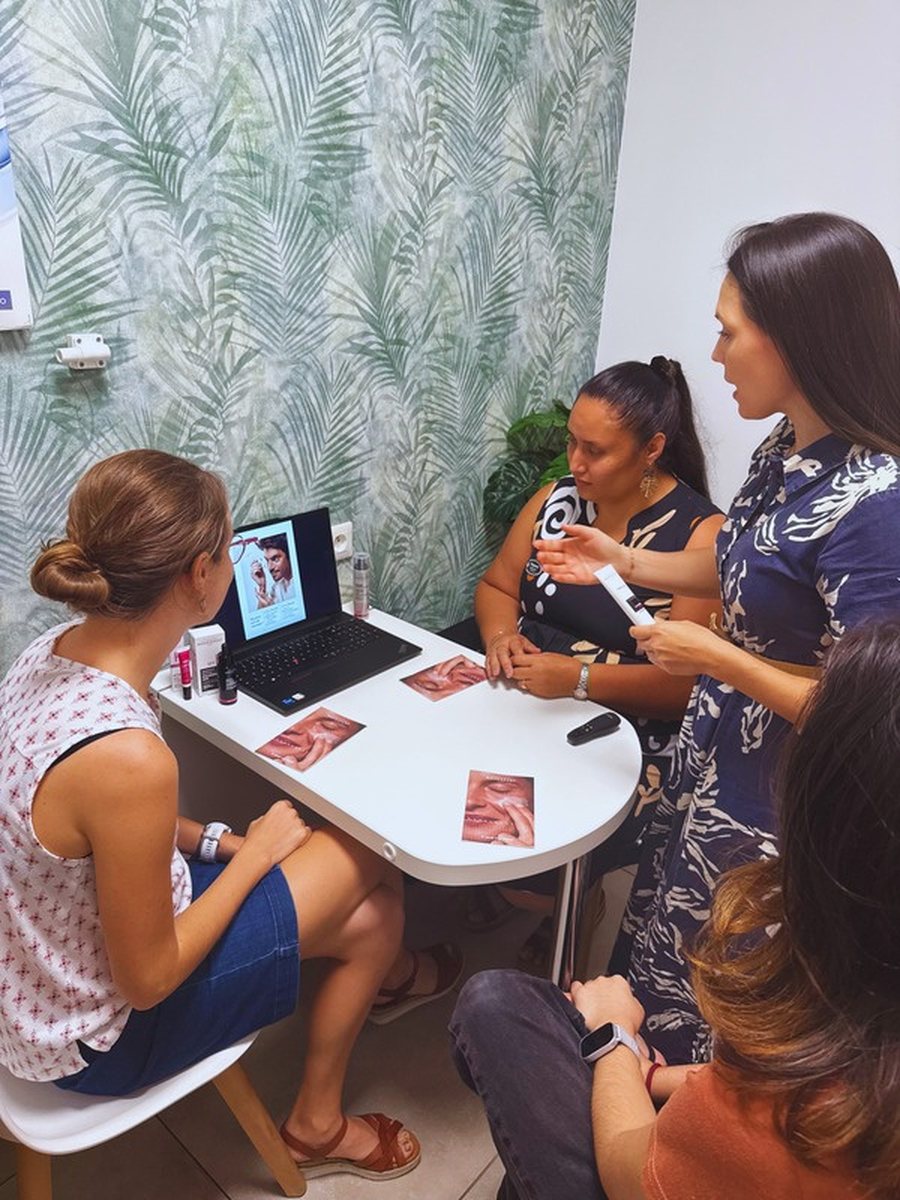 Formation dermo-cosmétique d’une équipe officinale à Tahiti par BioCosmet, importateur et distributeur de cosmétiques en Polynésie française
