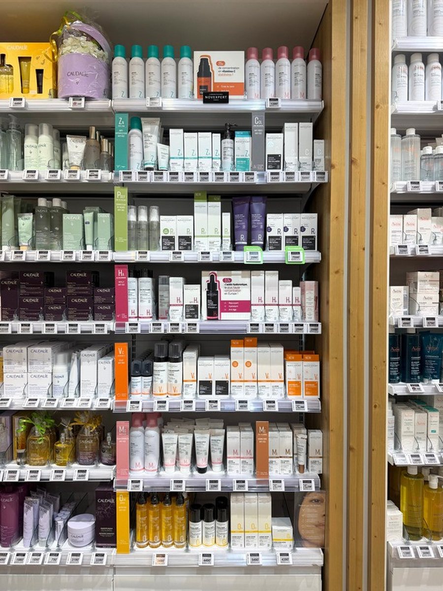 Linéaire dermo-cosmétique et parapharmacie en officine à Tahiti, marques importées et distribuées par BioCosmet en Polynésie française
